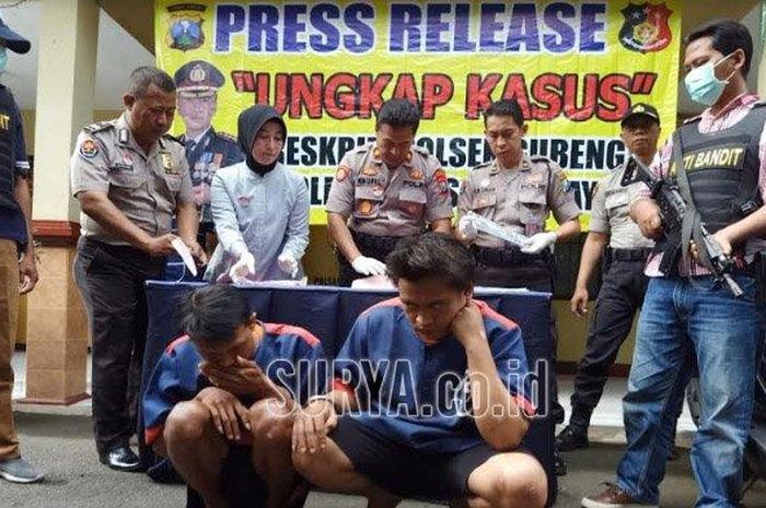 Dua tersangka saat diamankan di Mapolsek Gubeng Surabaya, Selasa (3/3/2020). 