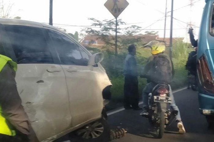 Honda Freed yang mengalami kecelakaan bersama Daihatsu Xenia, Suzuki APV dan Yamaha Jupiter MX di jalan Tasikmalaya-Bandung, jabar