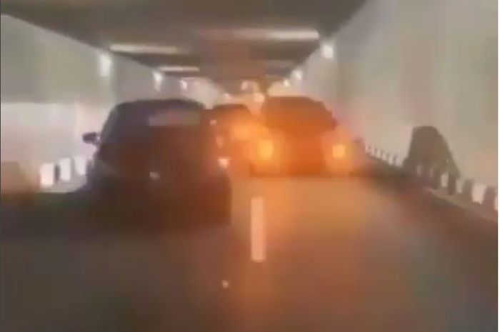 Honda Jazz, Mitsubishi Xpander dan diduga Honda Brio lakukan aksi goyang tiktok di Underpass Kentungan