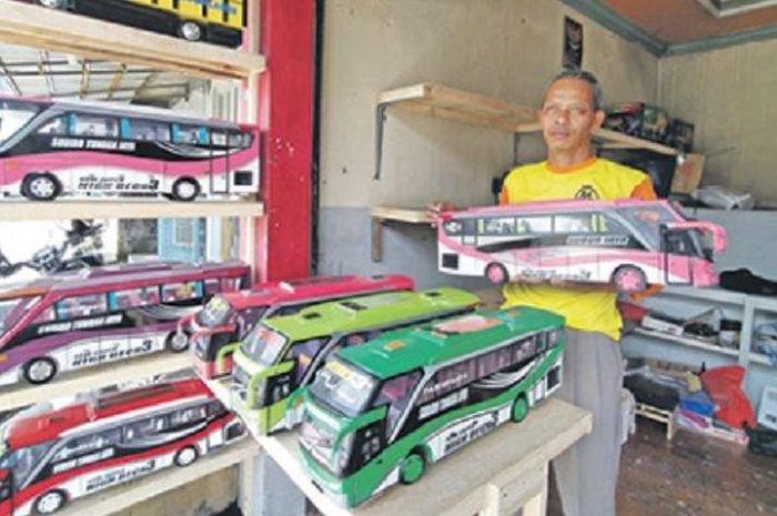 MINIATUR BUS - Wargito menunjukkan beberapa miniatur bus buatannya yang dipajang di rumahnya di Jalan Karangpandan-Ngargoyoso, Girimulyo Sragen, atau dekat pertigaan menuju ke arah wisata Candi Sukuh. 