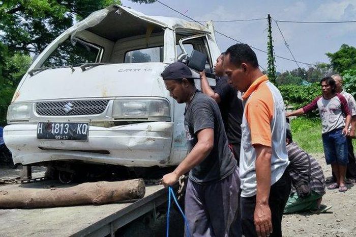 Tampak beberapa orang mengevakuasi mobil pick up yang tercebur di sungai depan SPBU jalan Kelud Raya, Sampangan, Gajahmungkur, Semarang, Rabu (4/3/2020). 