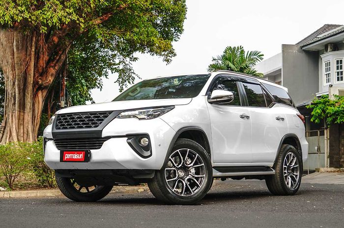 Ilustrasi Toyota Fortuner dengan pelek center hub kecil