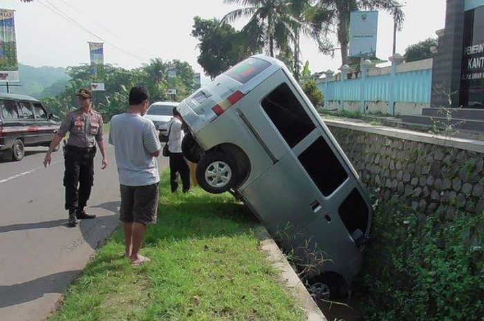 Daihatsu Gran Max terjungkal ke dalam selokan di Sumedang