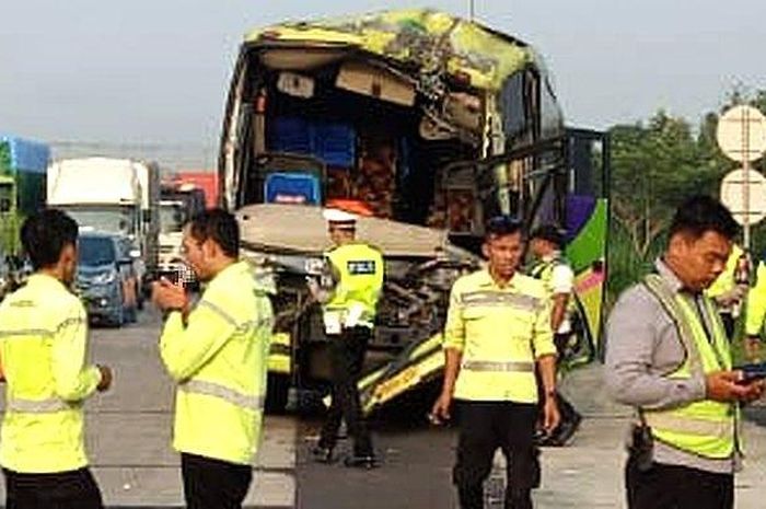 Bus Putri Luragung yang libatkan kecelaan di tol Cipali tewaskan satu penumpang