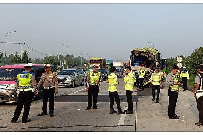 Kecelakaan lalu lintas, tabrakan beruntun terjadi di Jalan Tol Cipali KM 87.200 jalur A Kampung Cibeunying Desa Wantilan, Kecamatan Cipeundeuy, Kabupaten Subang, Rabu (4/3/2020) pukul 05.15 WIB.  