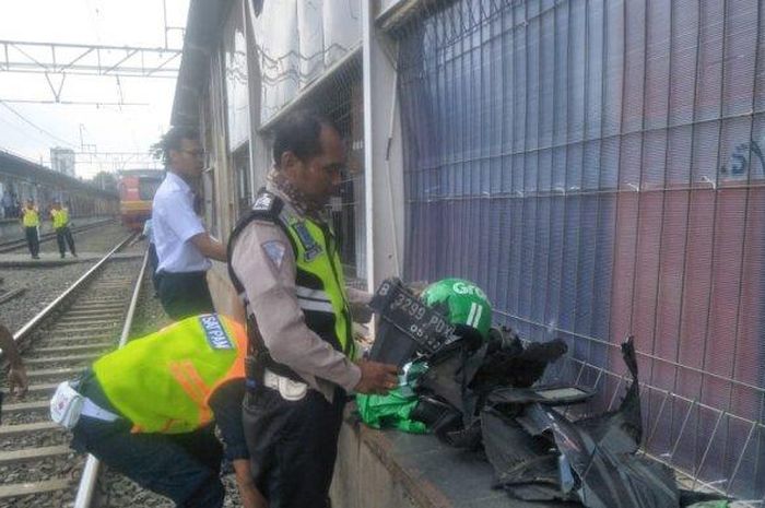 Sepeda motor pengemudi ojek online hancur setelah menerobos palang pintu kereta api, di dekat stasiun Karet, Jakarta Pusat, Selasa (3/3/2020). 