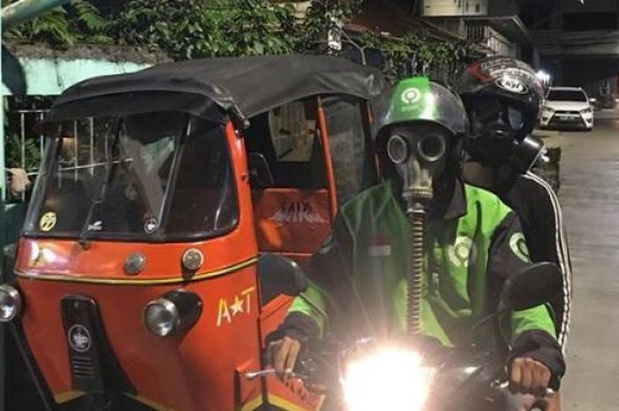 Cegah Virus Corona, Driver Ojol Ini Justru Pakai Masker Anti-Nuklir untuk Keamanan, Aksinya Viral  