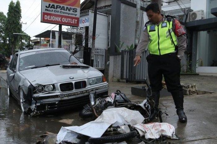 Polisi menunjukkan motor milik petugas kebersihan yang ditabrak sedan BMW di Jalan Sultan Agung, Bandar Lampung, Rabu (4/3/2020).  