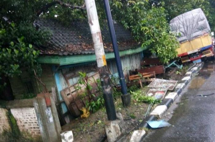 Sebuah toko barang antik nyaris luluh lantak usai ditabrak truk karena sopir mengantuk di Jalan Solo-Jogja, Dukuh Margorejo, Desa Karanganom, Kecamatan Klaten Utara, Klaten, Kamis (5/3/2020). 