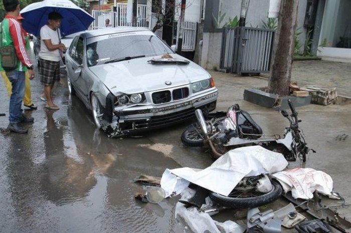 BMW E36 tabrak belakang APP KTM 'Inul' hingga pengendara tewas di lokasi