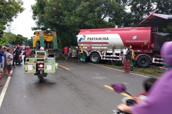 Truk tangkis BBM Pertamina dan Mini Bus Phanter di Desa Paku, Kecamatan Binuang Polman, tabrakan. 