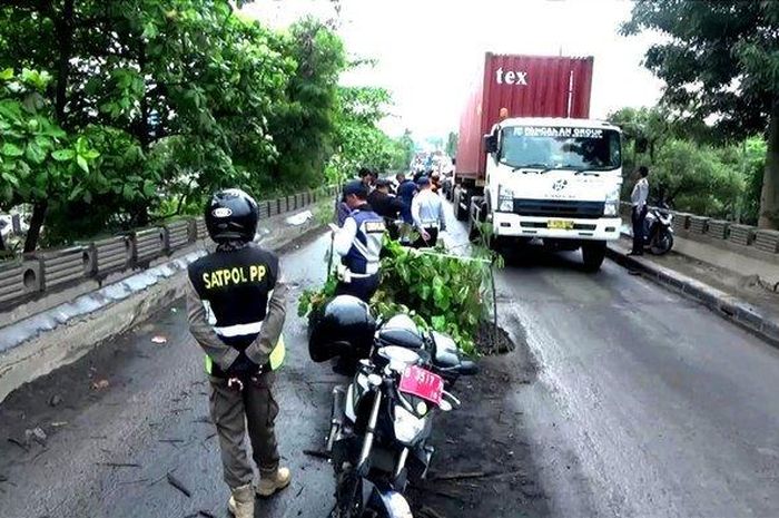 Jalan ambles di Jembatan Akses Marunda, Cilincing, Jakarta Utara. 