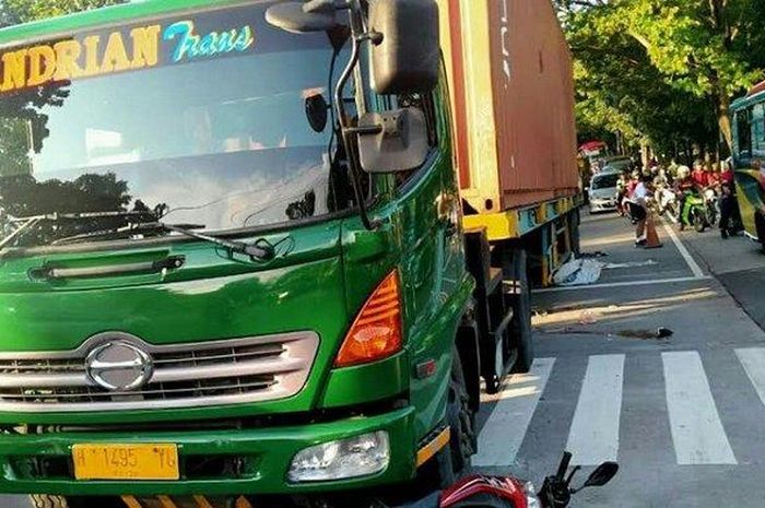 Truk trailer seruduk enam motor, bocah 3 tahun terlindas roda