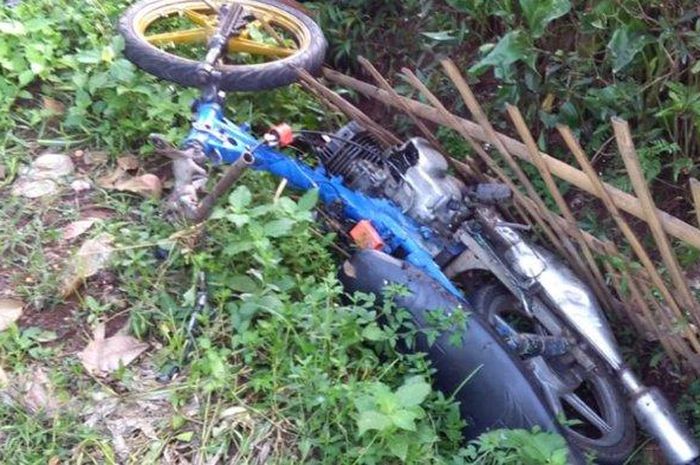Sebuah Yamaha F1ZR yang ditunggangi bocah 15 tahun tergeletak setelah hantam Suzuki Carry