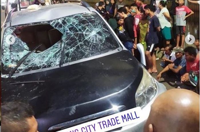 Kaca Toyota Rush pecah diamuk massa di depan Season City Mall, Jakarta Barat
