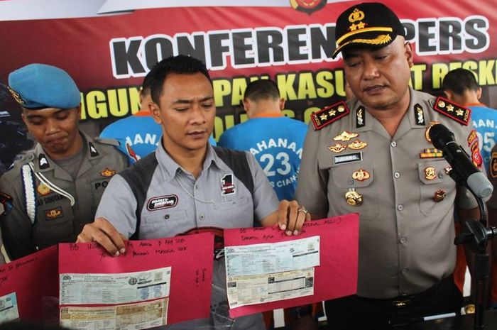 Barang bukti STNK asli tapi palsu yang dilakukan sindikat dengan modal cairan kimia