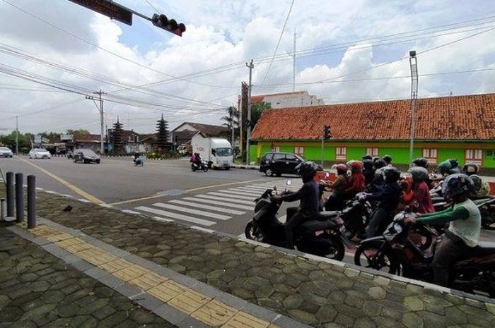Pengendara saat berhenti di traffic light simpang empat Papahan Tasikmadu Karanganyar, Sabtu (7/3/2020).