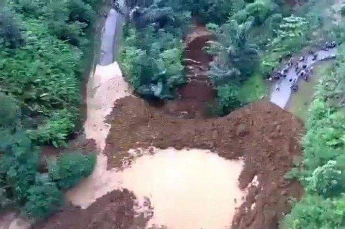 Longsor menutup Jalan Garut-Bungbulang di Desa Pakenjeng, Kecamatan Pamulihan, Jumat (6/3/2020) sekitar pukul 05.30.  