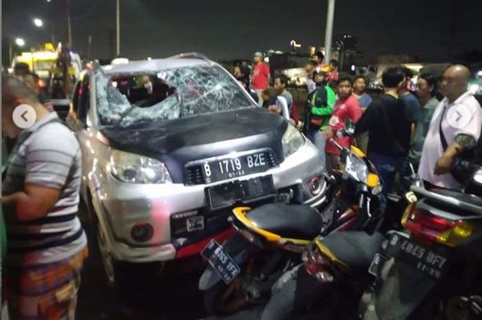 Toyota Rush diamuk massa setelah tabrak Daihatsu Xenia, Suzuki Ertiga dan enam motor di depan Season City Mall, Jakarta Barat