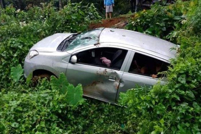 Daihatsu Ayla terperosok ke lahan kosong di Jl Karanganyar-Tawangmangu, Jateng