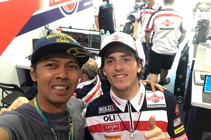 Edgar Pons (kanan) berharap bisa beri yang terbaik di race Moto2 Qatar 2020 (8/3). Kalau yang kiri, pastinya redaksi OtoRace.id. Hehehe...