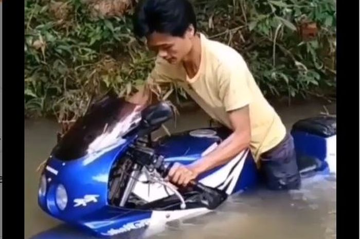 Moge Jadul Honda CBR400RR disiksa di dalam sungai setinggi setangah bodi