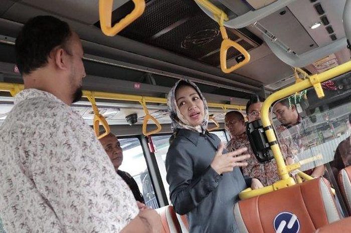 Wali Kota Tangerang Selatan Airin Rachmi Diany di dalam bus kota saat meresmikan Terminal Serpong, Tangerang Selatan, Minggu (8/3/2020).