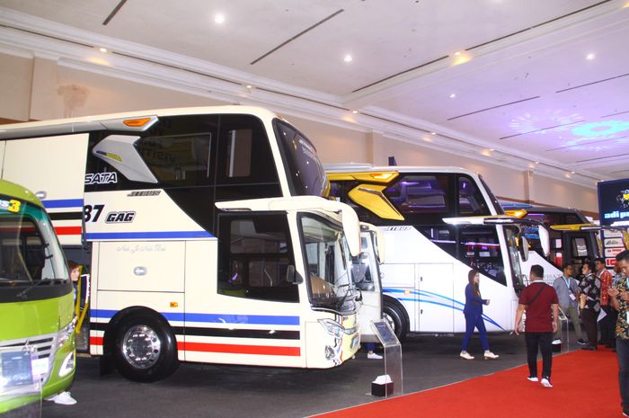 Ilustrasi Bus Super High Deck dan Ultra High Deck Karoseri Adiputro di pameran otomotif