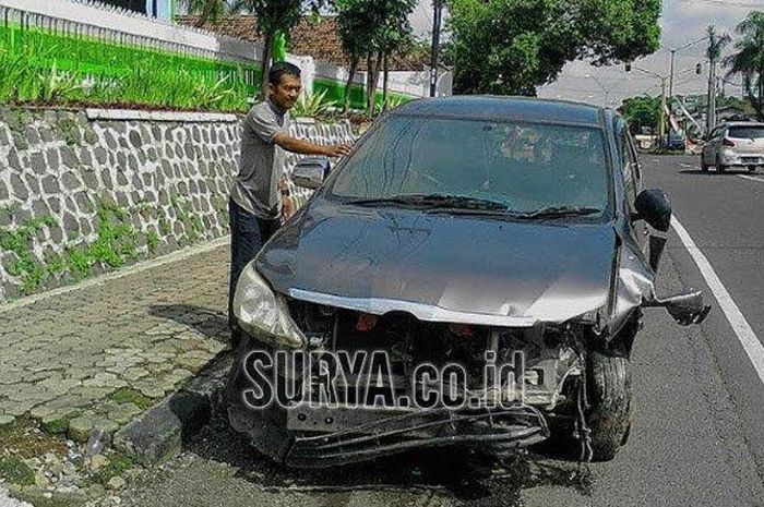 Kijang Innova yang menabrak 6 motor dan 6 pendemo