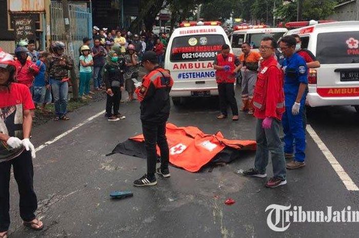 Petugas PMI Kota Malang saat mengevakuasi jenazah korban laka lantas di Jalan Sunandar Priyo Sudarmo,Kecamatan Blimbing, Kota Malang.  