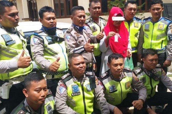 Kanit Turjawali Iptu Budi (tengah), dan anggota Sat Lantas Polres Langsa memperlihatkan BB sabu-sabu 25,26 gram dan istri dari pria yang kabur saat diamankan saat razia di Jalan Medan - Banda Aceh. 