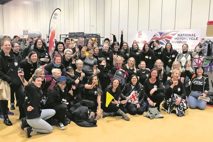 Tim The Women Riders World Relay berada di London Motocycle Show