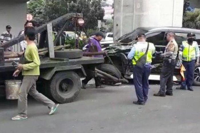 Mitsubishi Pajero Sport yang ditabrak bus TransJakarta dievakuasi dengan truk derek