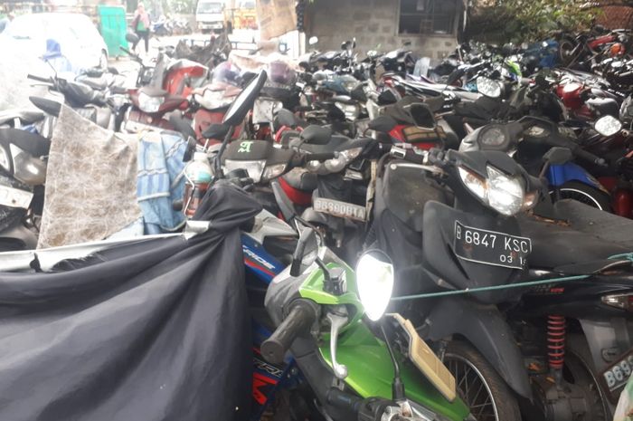 Ratusan motor sitaan polisi mangkrak di Teluk Pucung, Bekasi.