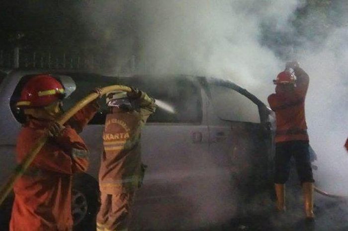 Personel Sudin PKP Jakarta Timur saat memadamkan api di mobil yang terbakar di Jatinegara, Jakarta Timur, Senin (11/3/2020) 