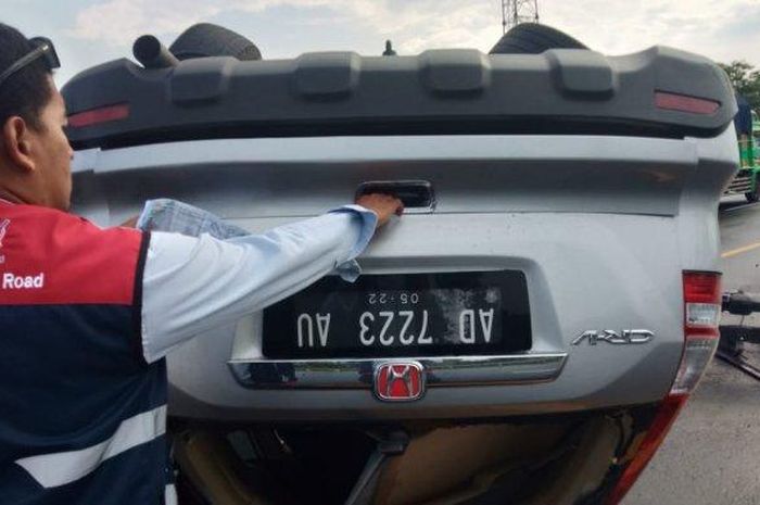 Petugas memperlihatkan kondisi mobil yang mengalami kecelakaan tunggal di KM 333+200 atau dari arah Semarang ke Jakarta, Kamis (12/3/2020). 