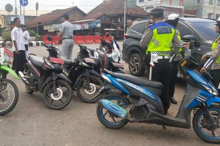 Belasan kendaraan bermotor saat diamankan dalam razia gabungan di Simpang lima Kecamatan Talang Ubi Kabupaten PALI, Sumatera Selatan