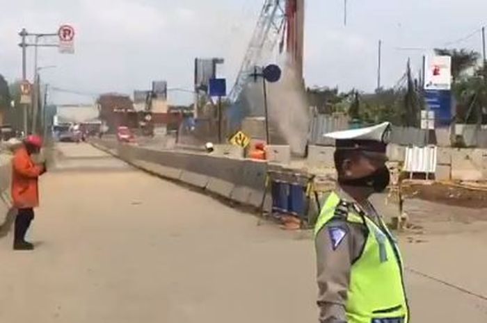 Petugas melakukan pengalihan jalan sementara di lokasi kebocoran gas di Cakung, Jakarta Timur