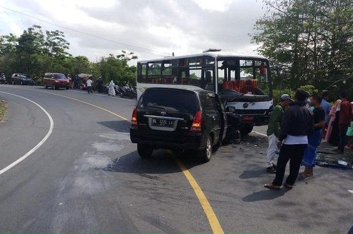 Toyota Kijang Innova tabrak bus pelat merah di kabupaten Aceh Besar