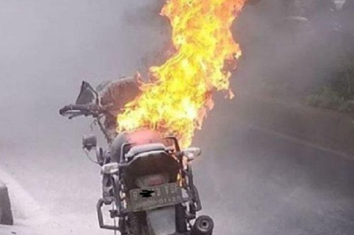 Sebuah sepeda motor terbakar hebat di pinggir jalan