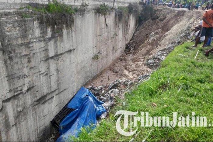 Truk pembuangan limbah jatuh ke jurang, di Desa Jadi, Kecamatan Semanding, Kamis (12/3/2020)  