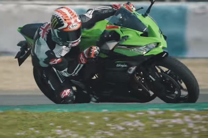 Jonathan Rea geber Kawasaki Ninja ZX-25R alias Ninja 250 4 silinder di Jerez