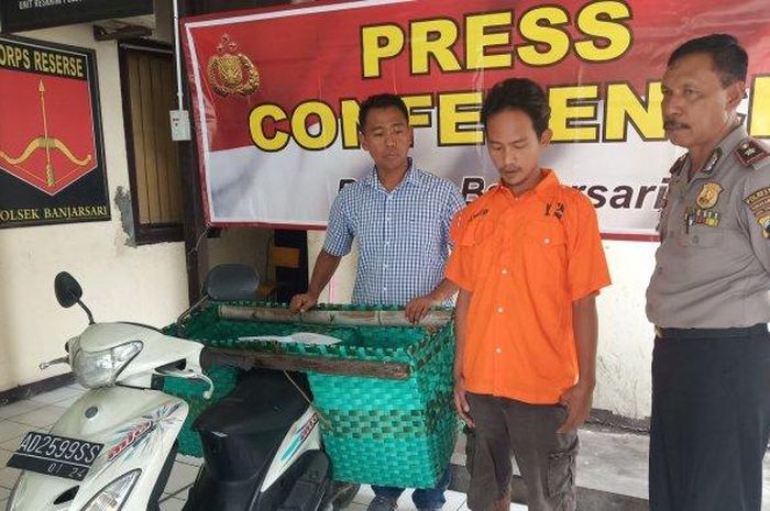 Kapolsek Banjarsari, Kompol Demianus Palulungan, saat konferensi pers di Mapolsek Banjarsari, Jumat (13/3/2020).  