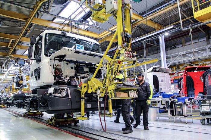 Renault Trucks akan menghentikan kegiatan produksi empat pabiknya terkait virus Corona