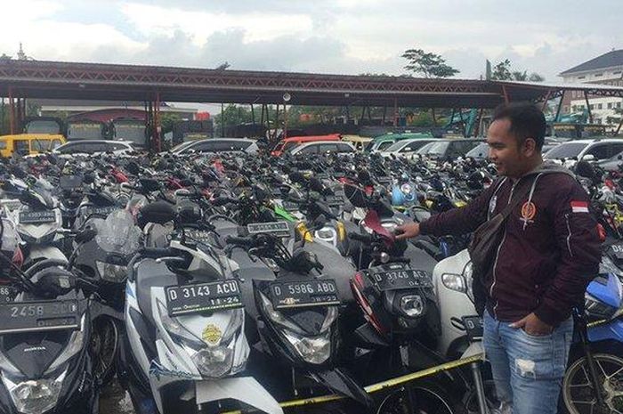 Ratusan motor dan enam mobil yang menjadi barang bukti setelah diamankan dari toga gudang, status masih kredit tapi digadaikan