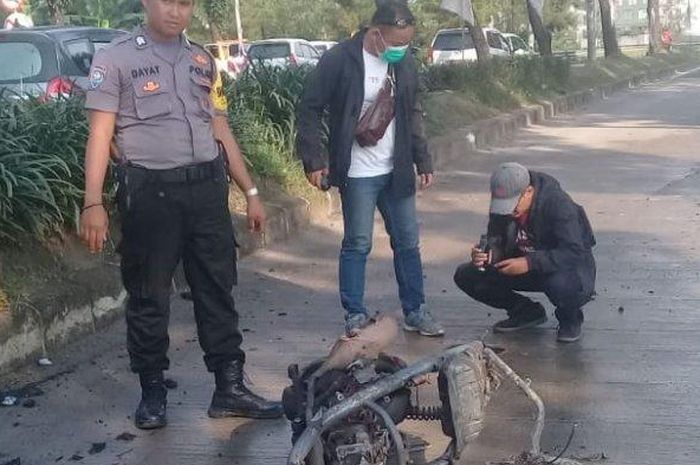 Satu unit sepeda motor hangus terbakar usai ditabrak mobil di Jalan Letnan Sutopo, Rawa Mekar Jaya, Serpong, Tangerang Selatan ( Tangsel) Jumat (13/3/2020).  