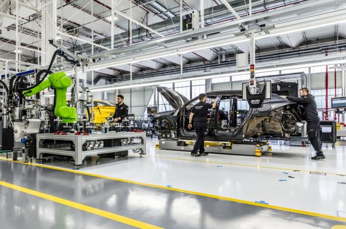 Lamborghini mengumumkan akan menghentikan sementara produksi pada pabriknya di Santa Agata Bolognese, Italia, Kamis (12/03/2020).