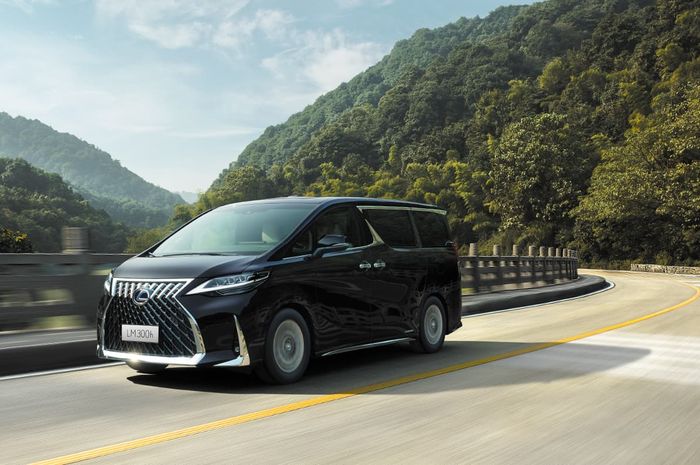 Lexus LM 300h