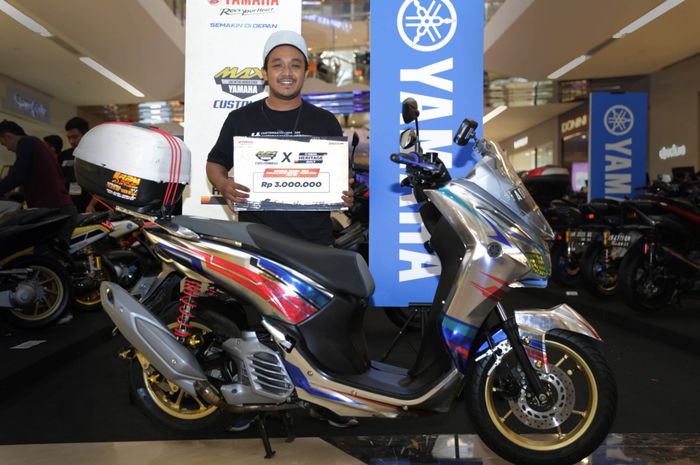 Wahyu Prasetyo Utomo bersama Yamaha Lexi miliknya