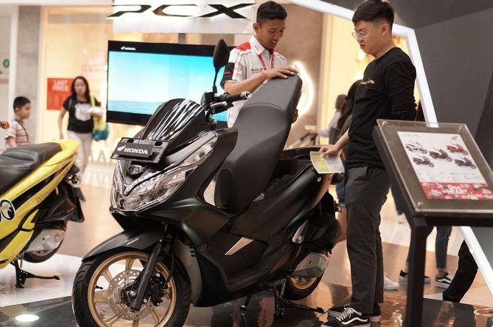 Sales Honda menjelaskan keunggulan Honda PCX 150 ke pengunjung Honda Premium Matic Day Bandung